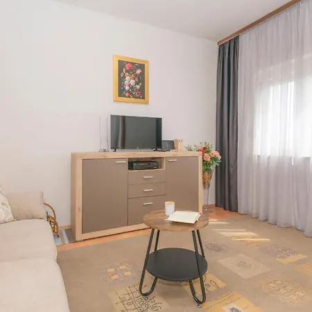 2 Bedroom Stunning In Lokvicici Ferienhaus