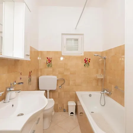 Dom wakacyjny 2 Bedroom Amazing In Lokvicici Lokvicic