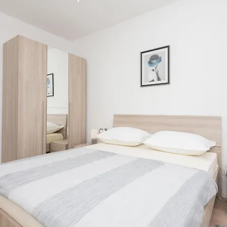 2 Bedroom Amazing In Lokvicici Dom wakacyjny