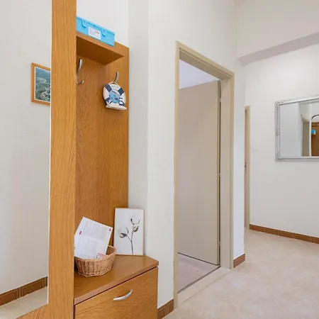 Dom wakacyjny 2 Bedroom Amazing In Lokvicici