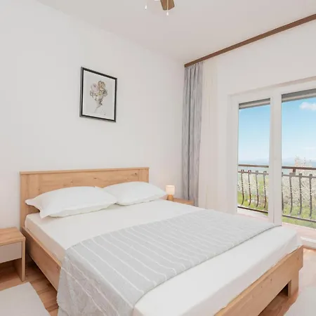 Dom wakacyjny 2 Bedroom Amazing In Lokvicici *